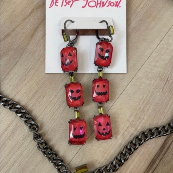 Betsey Johnson Jack-o'-lantern Necklace & match 3 Jack O Lantern Drop Earrings. - Picture 3 of 9